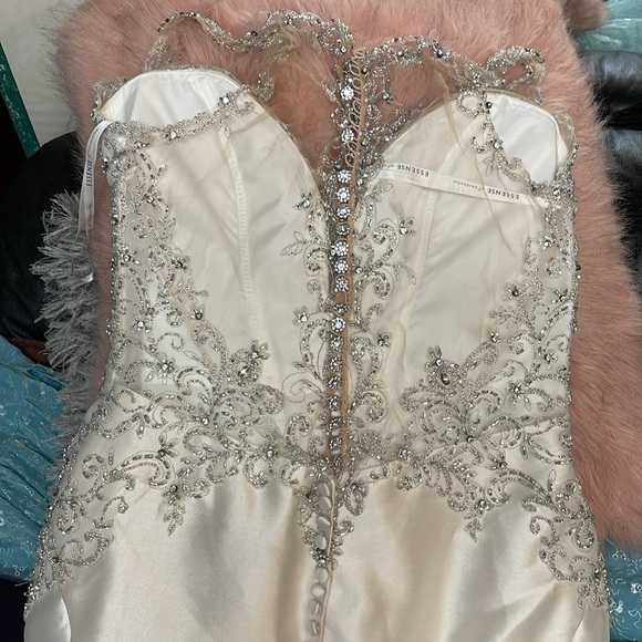 New essence of Australia beaded top with tiny buttons up entire back bridal gown - Picture 5 of 13